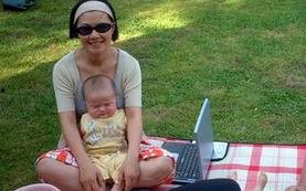 央视女主播喂奶照,母爱光辉照亮荧屏