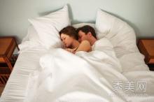 男人和女人睡觉图片,亲密关系中的无声语言